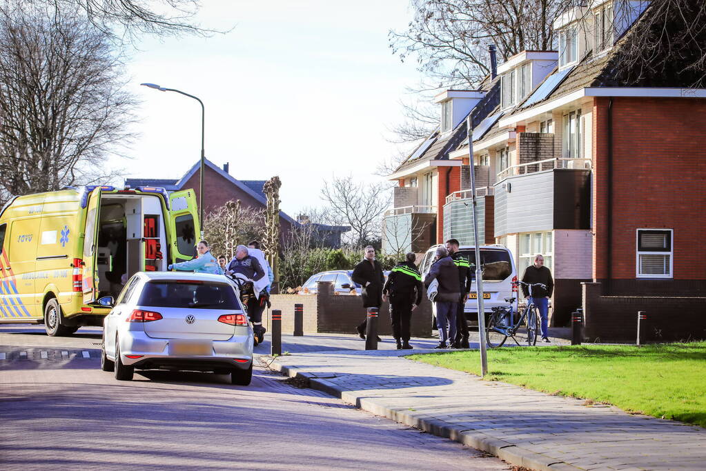 Twee fietsers botsen op kruispunt