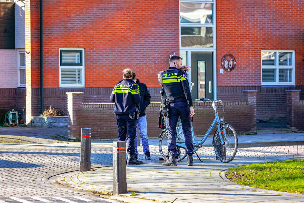 Twee fietsers botsen op kruispunt