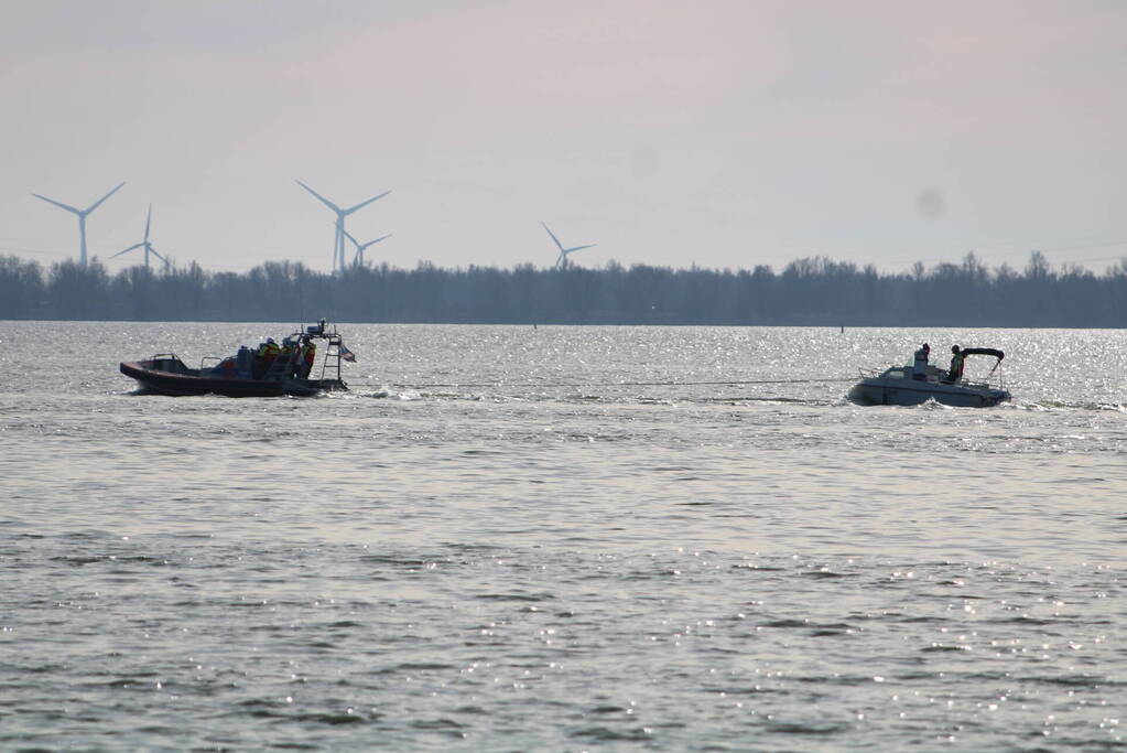 Plezierboot in problemen naar haven gebracht