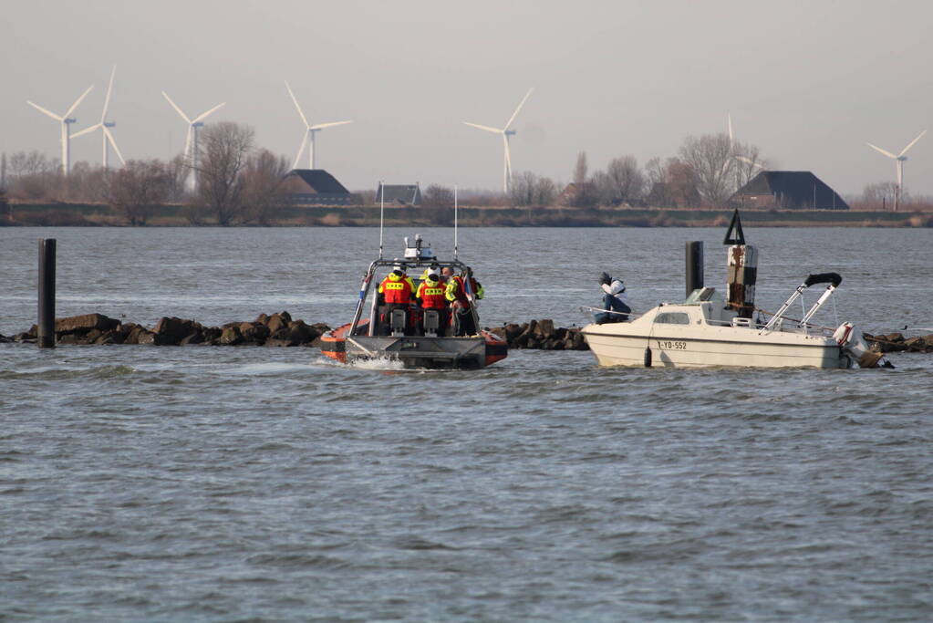 Plezierboot in problemen naar haven gebracht