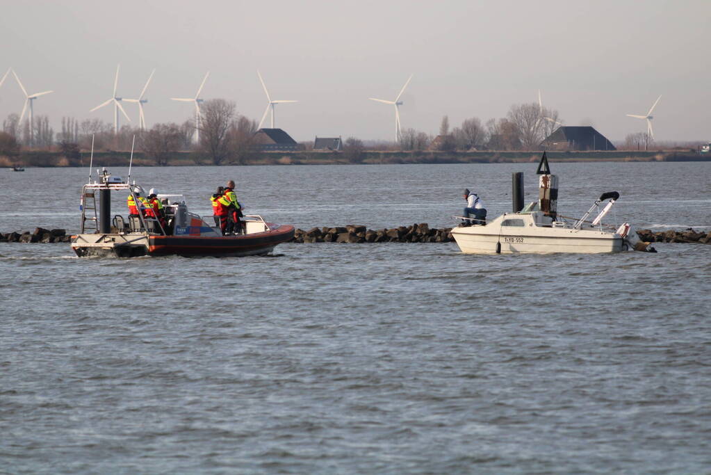 Plezierboot in problemen naar haven gebracht