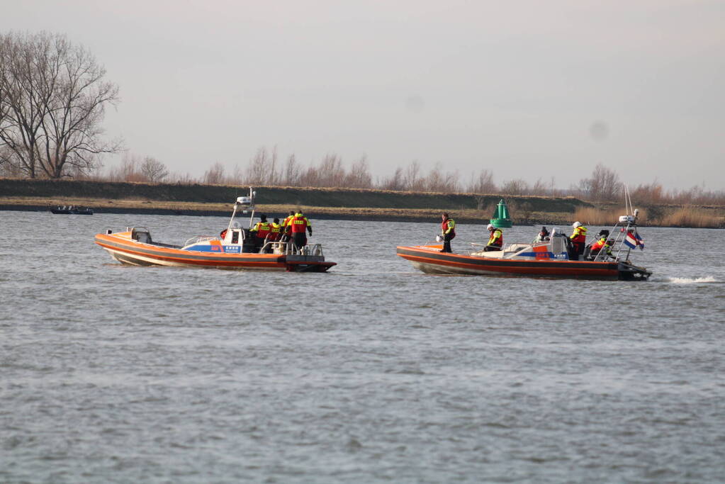 Plezierboot in problemen naar haven gebracht