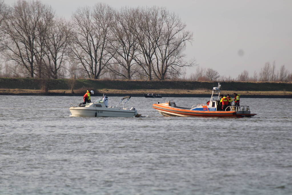 Plezierboot in problemen naar haven gebracht