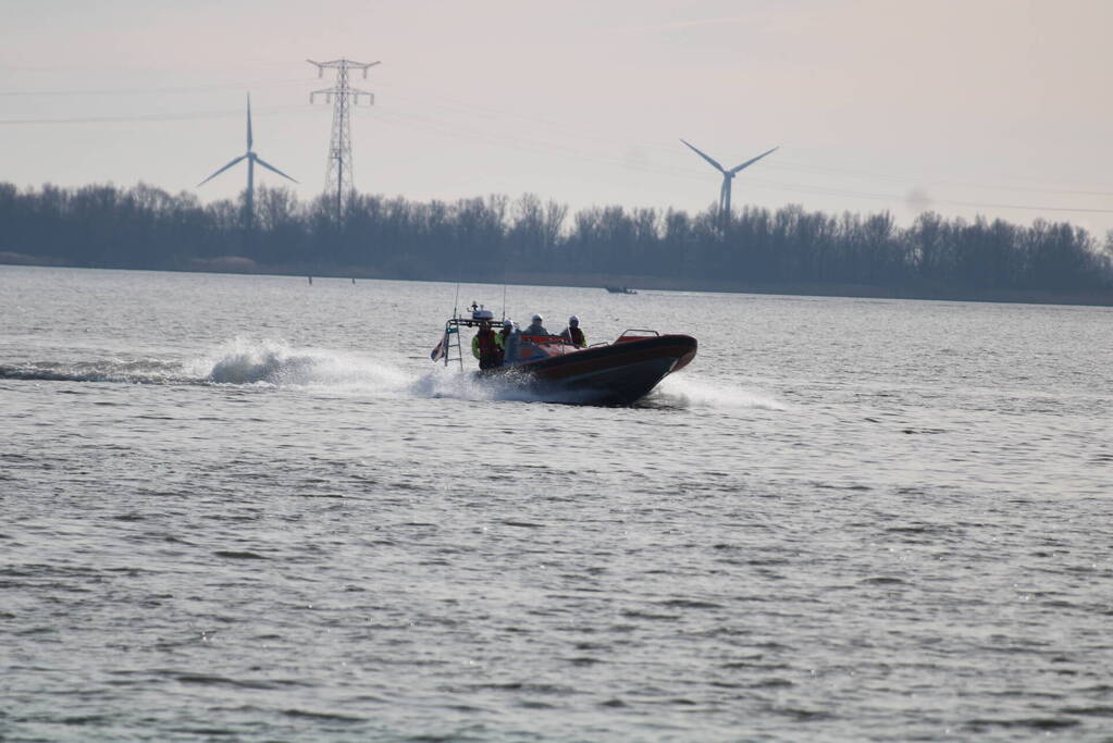 Plezierboot in problemen naar haven gebracht