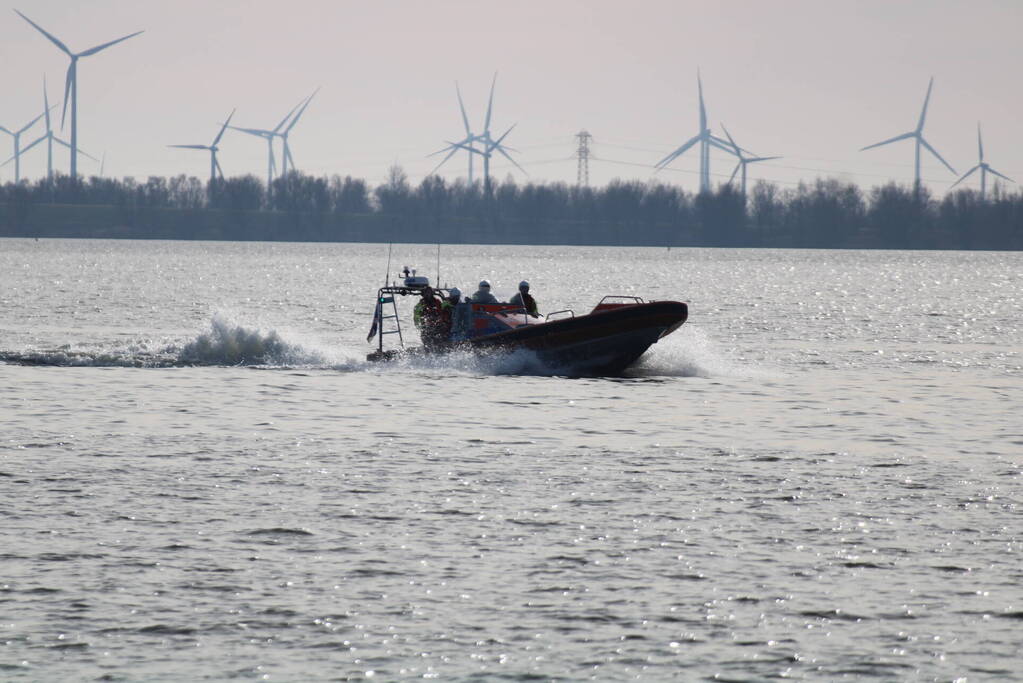 Plezierboot in problemen naar haven gebracht