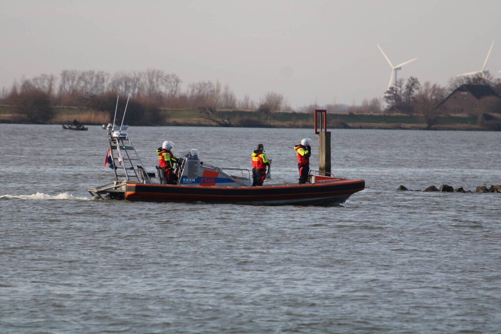 Plezierboot in problemen naar haven gebracht