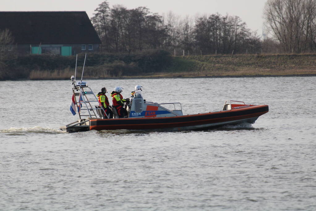 Plezierboot in problemen naar haven gebracht