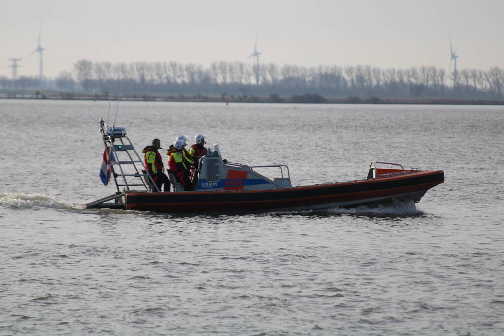 Plezierboot in problemen naar haven gebracht