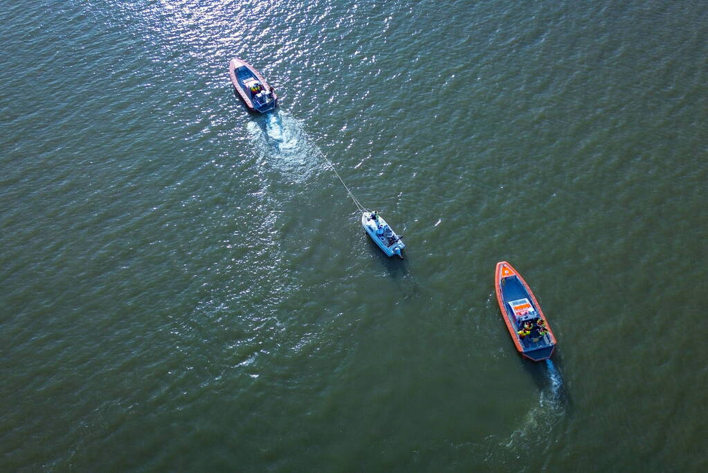 Plezierboot in problemen naar haven gebracht