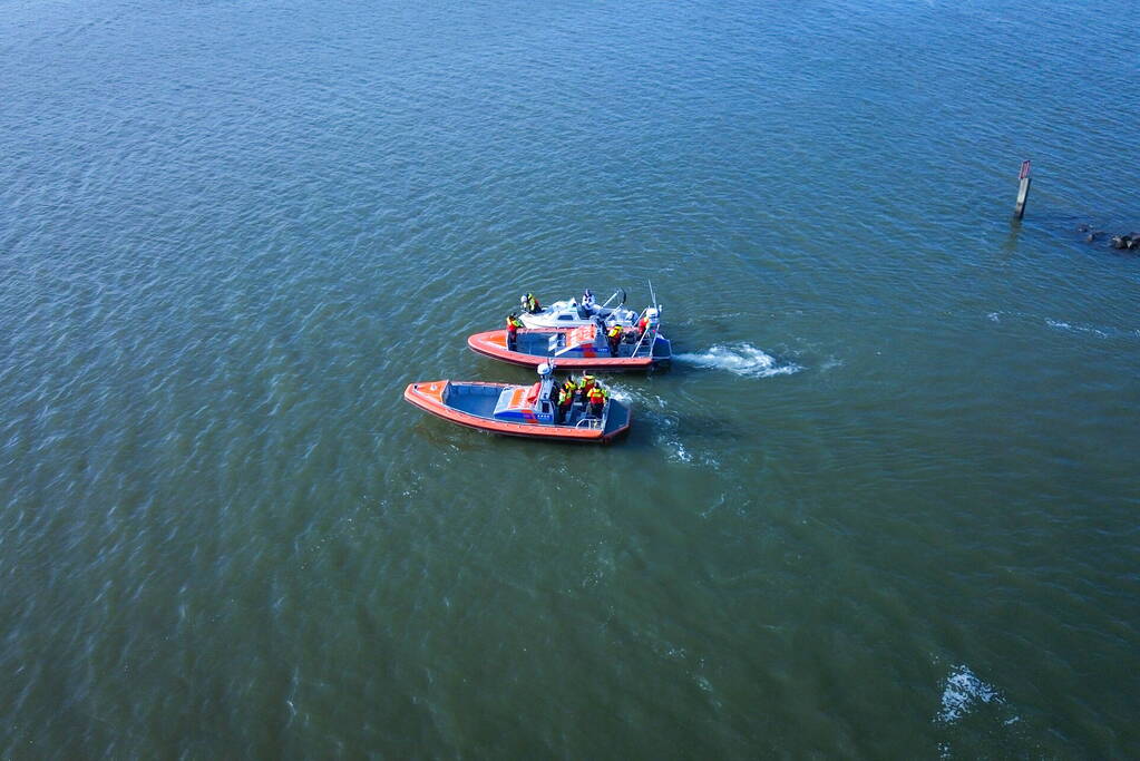 Plezierboot in problemen naar haven gebracht