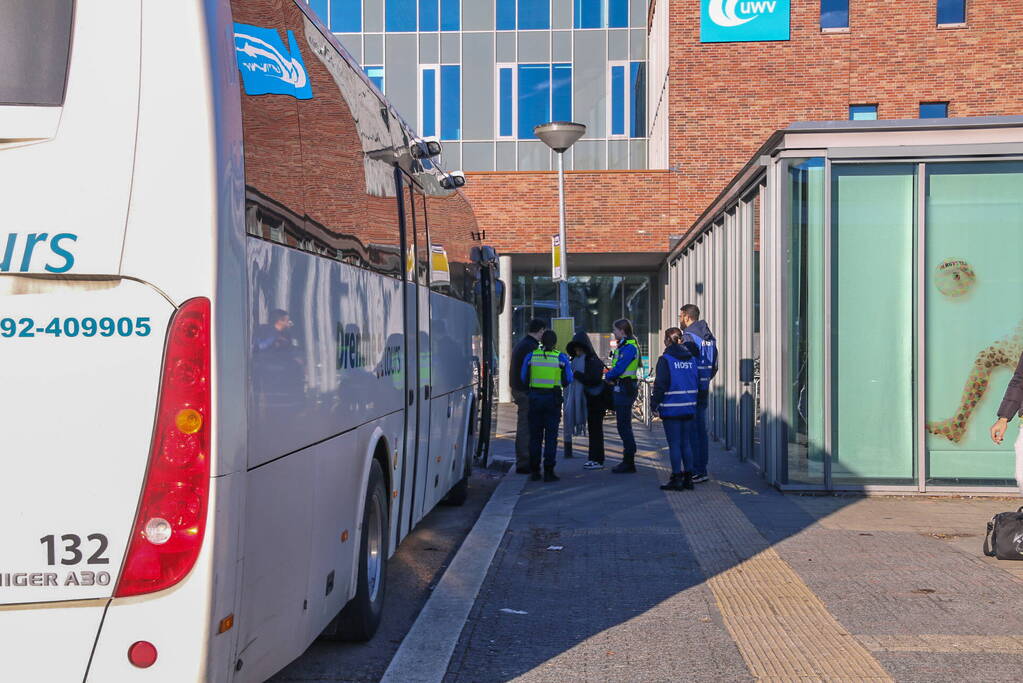 Handhaver gewond bij aanhouding in bus