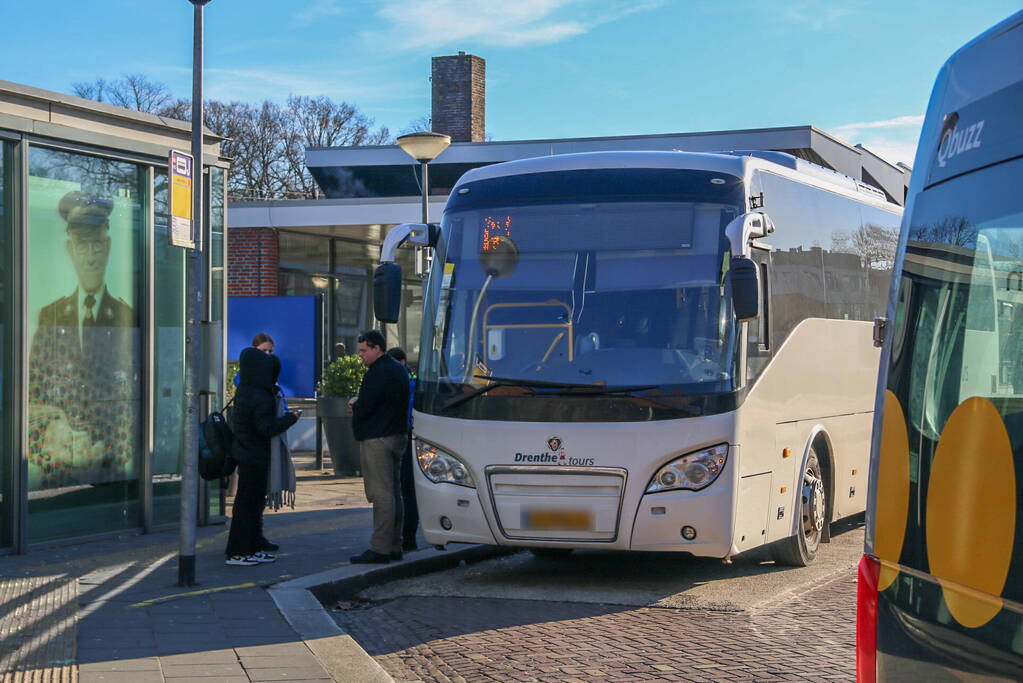 Handhaver gewond bij aanhouding in bus