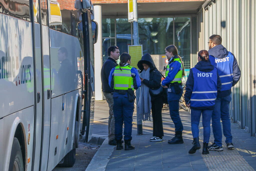 Handhaver gewond bij aanhouding in bus