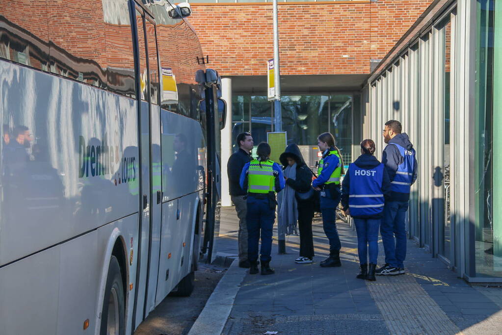 Handhaver gewond bij aanhouding in bus