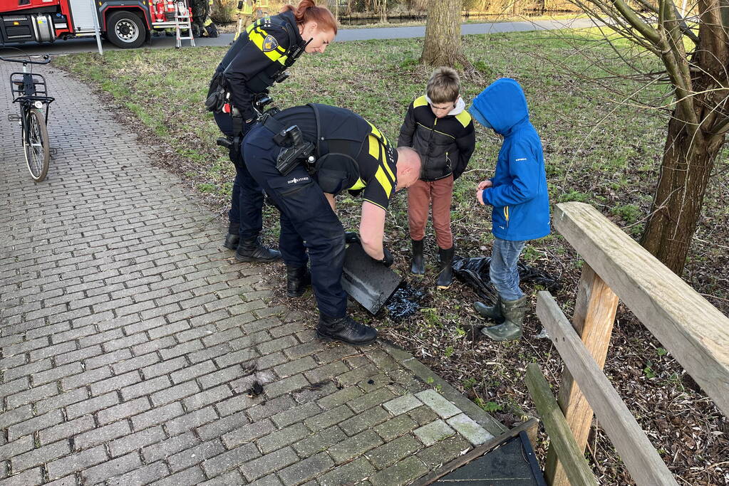 Kinderen vinden twee kluizen in sloot