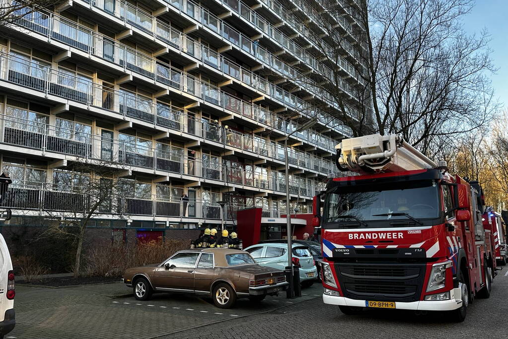 Brandweer blus brand op derde etage van flat