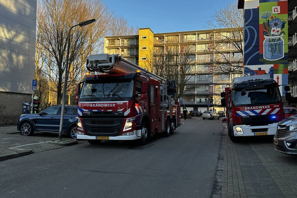 Brandweer blus brand op derde etage van flat