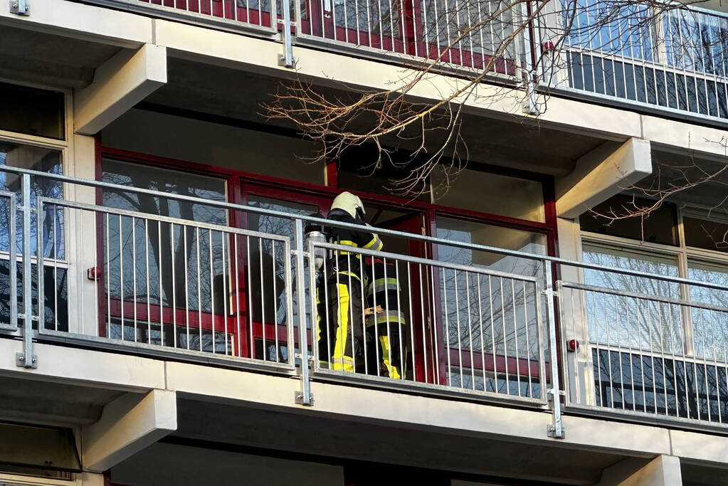 Brandweer blus brand op derde etage van flat