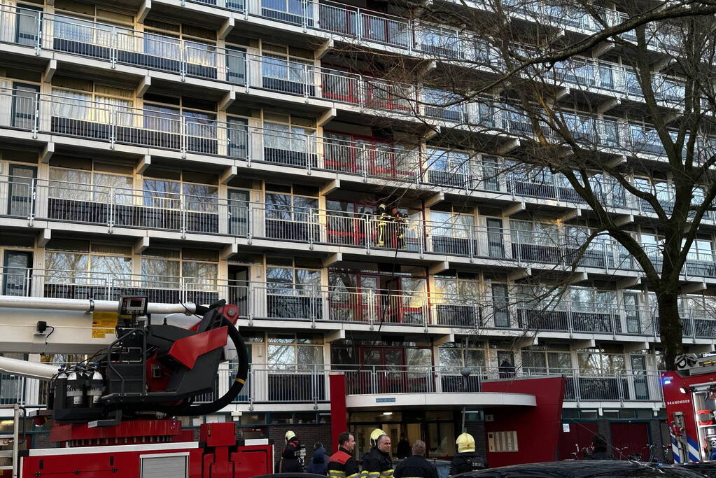 Brandweer blus brand op derde etage van flat