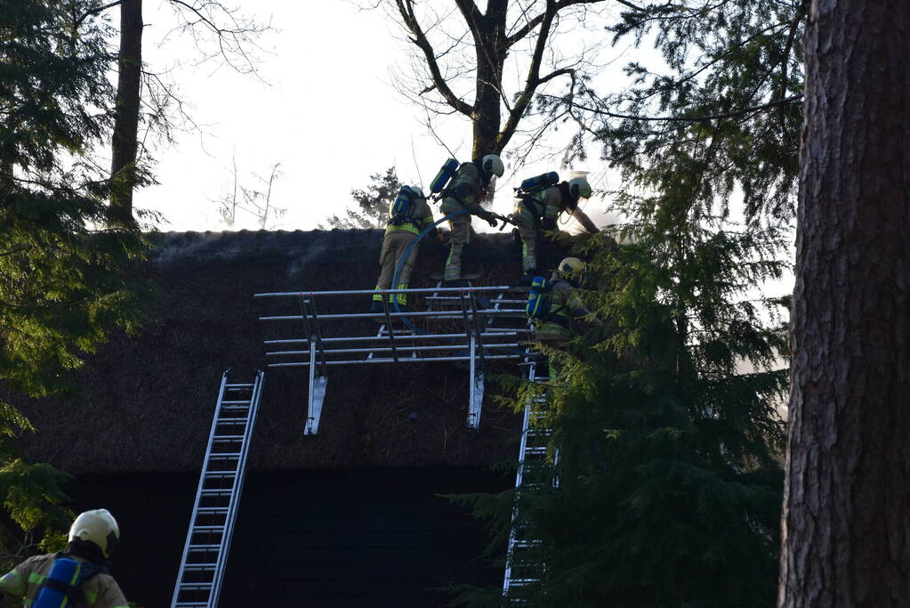 Rietendak van schuur vat vlam