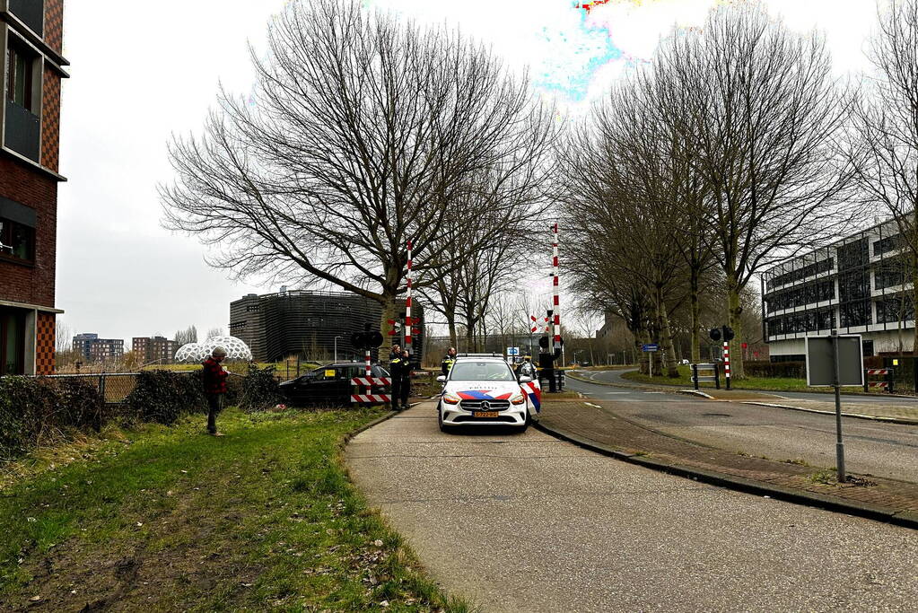 Automobilist neemt de verkeerde afslag en rijdt het spoor op