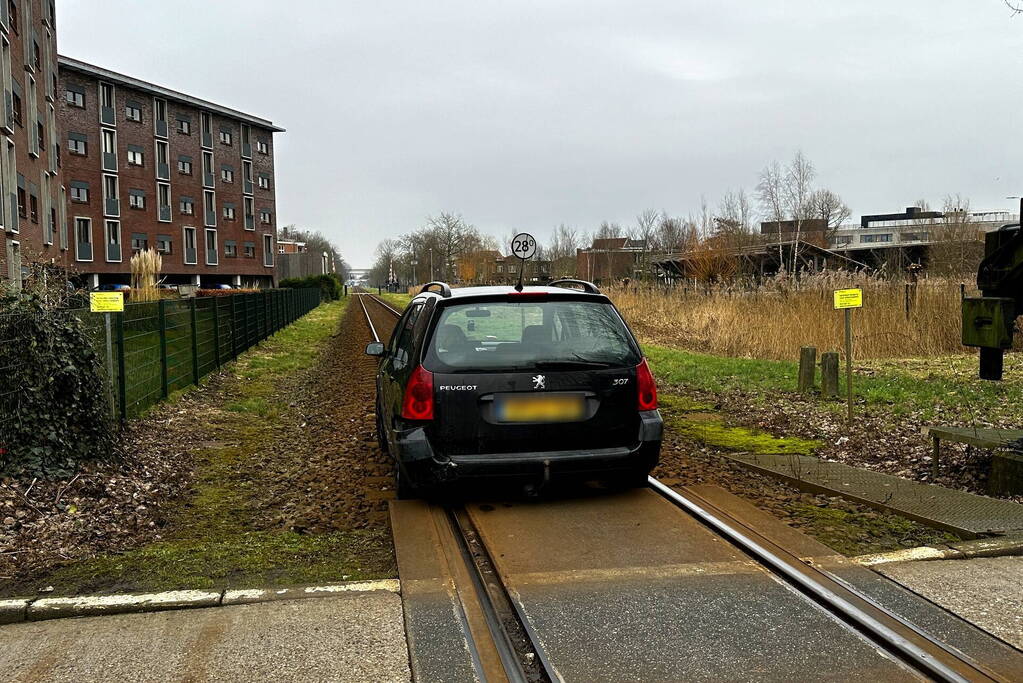 Automobilist neemt de verkeerde afslag en rijdt het spoor op