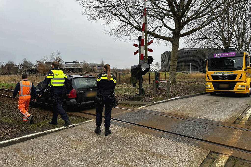 Automobilist neemt de verkeerde afslag en rijdt het spoor op