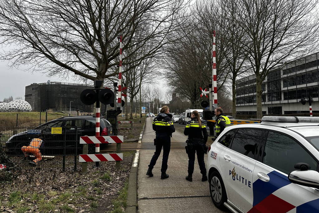 Automobilist neemt de verkeerde afslag en rijdt het spoor op