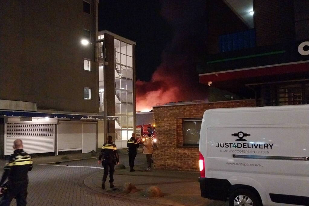 Grote brand uitgebroken na explosie bij appartementencomplex