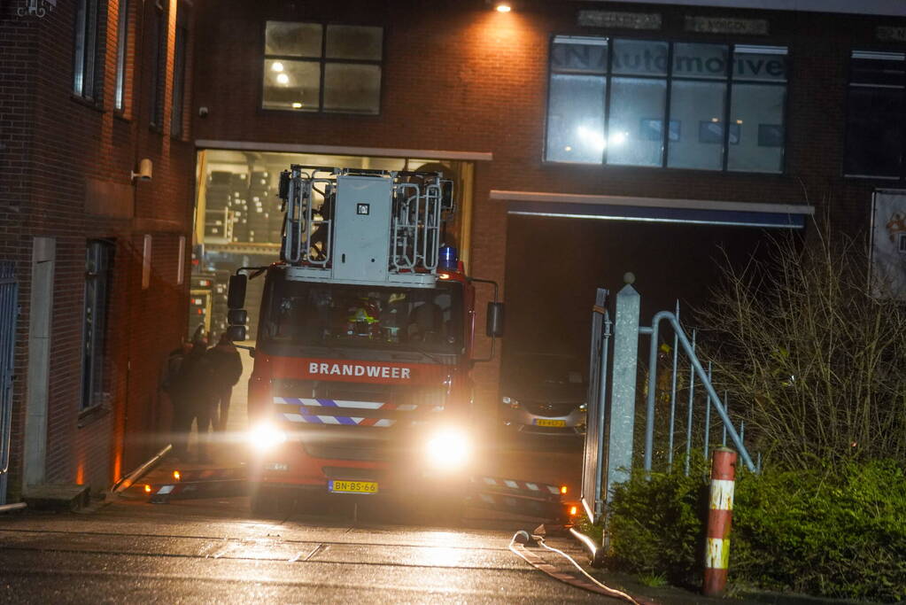 Brand in garagebedrijf snel onder controlle