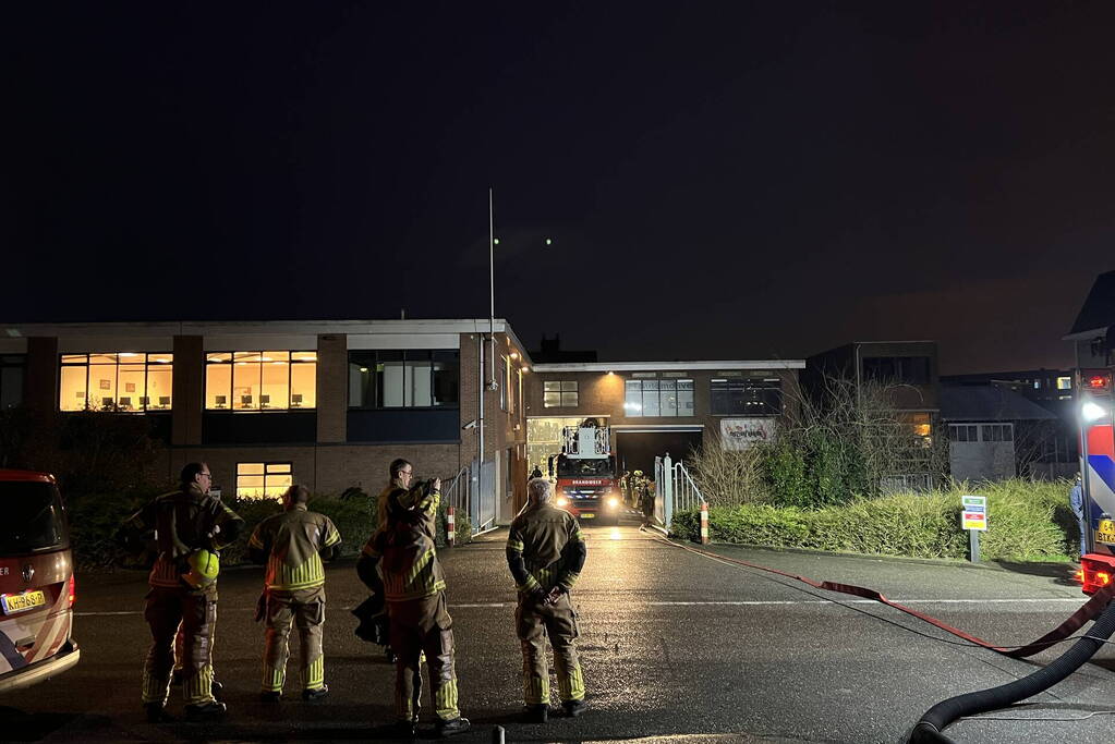 Brand in garagebedrijf snel onder controlle