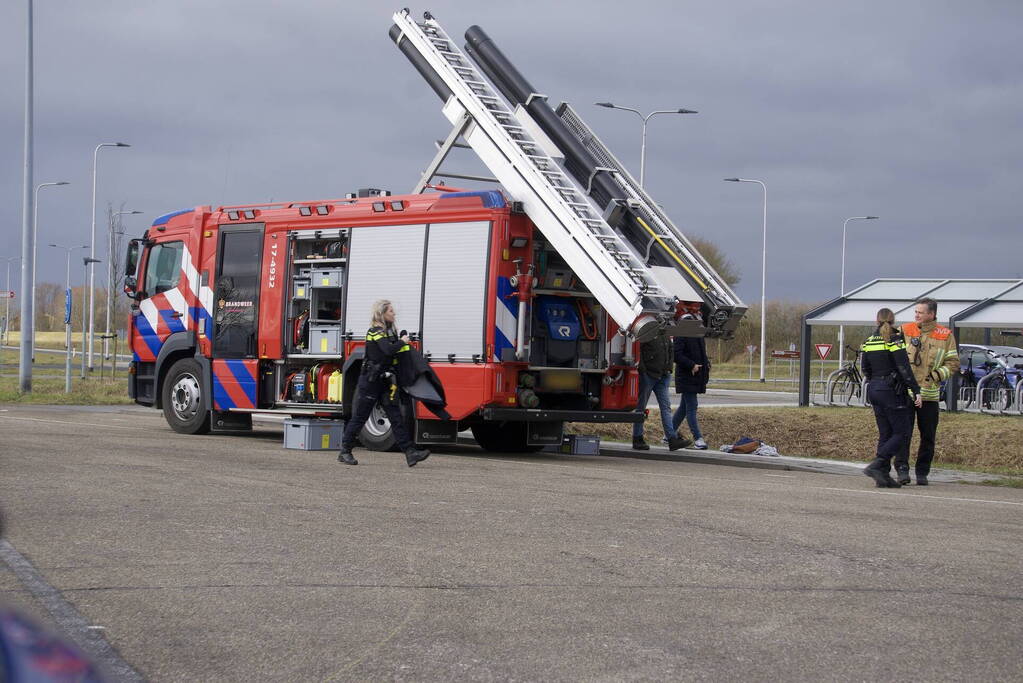 Kleding langs waterkant zorgt voor zoektocht in water