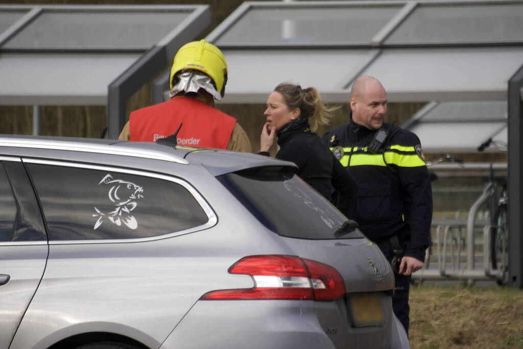 Kleding langs waterkant zorgt voor zoektocht in water