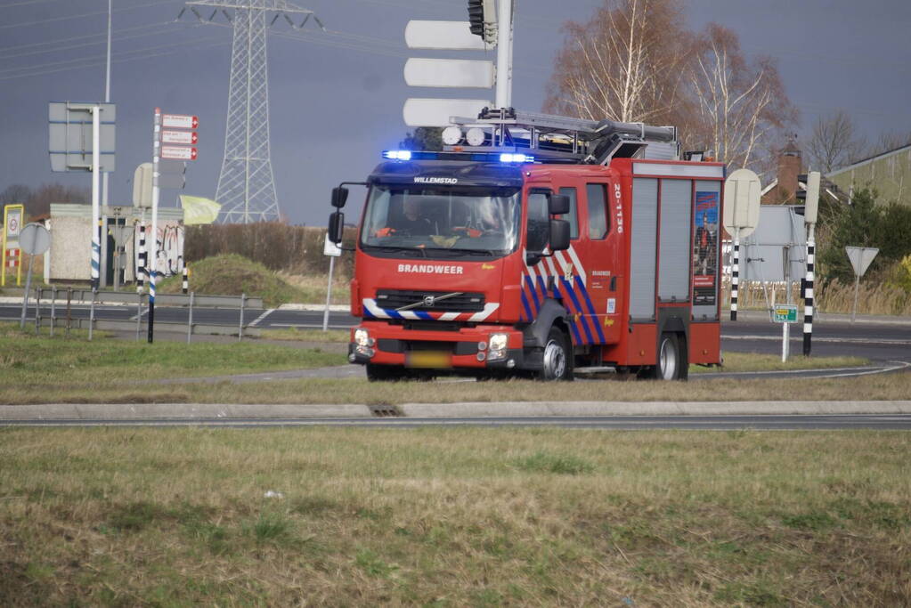 Kleding langs waterkant zorgt voor zoektocht in water