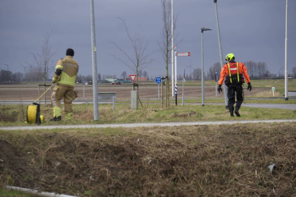 Kleding langs waterkant zorgt voor zoektocht in water