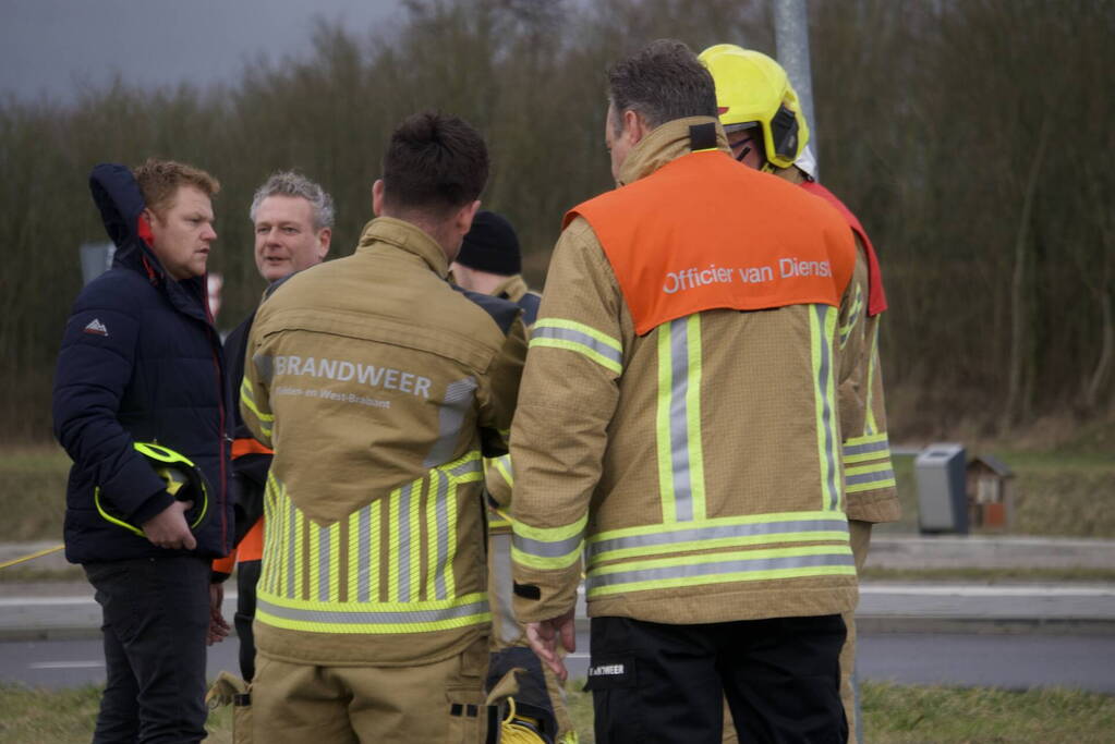 Kleding langs waterkant zorgt voor zoektocht in water