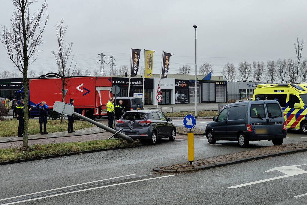 Twee voertuigen botsen op kruising