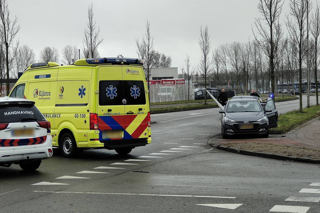 Twee voertuigen botsen op kruising