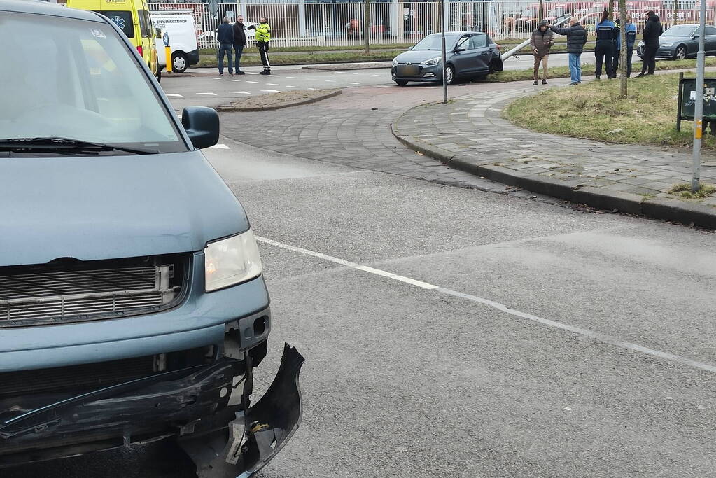 Twee voertuigen botsen op kruising