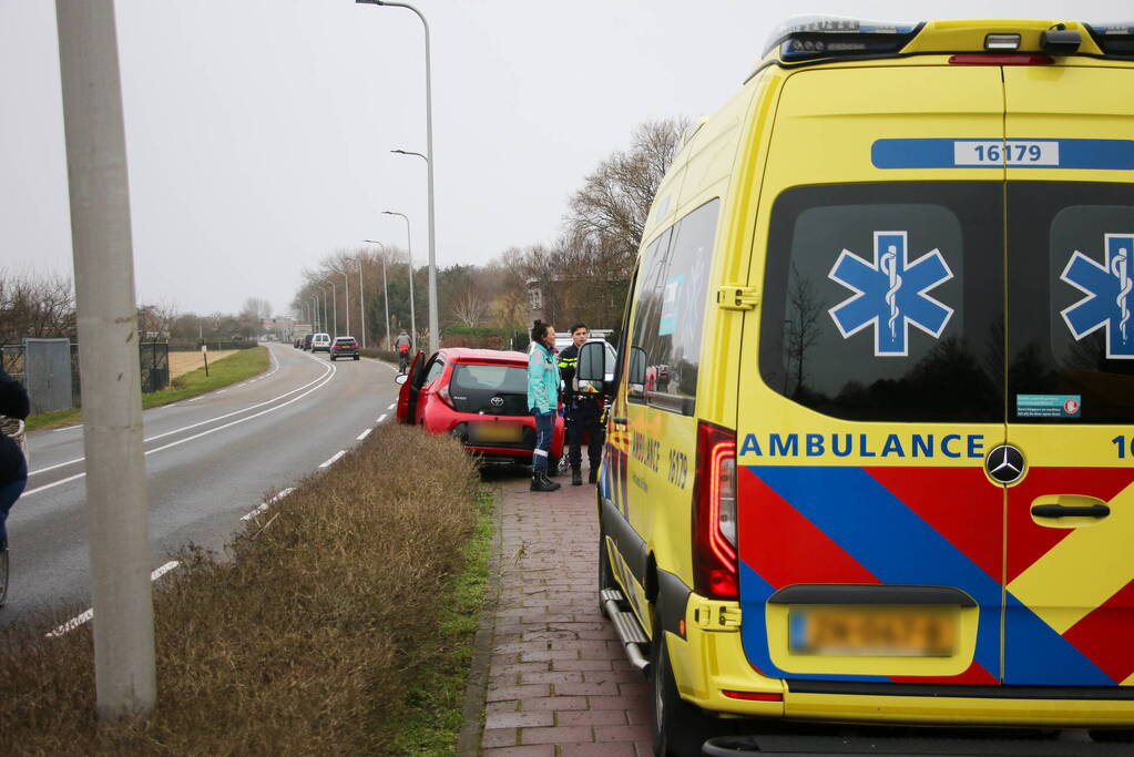 Automobilist belandt in heg na botsing