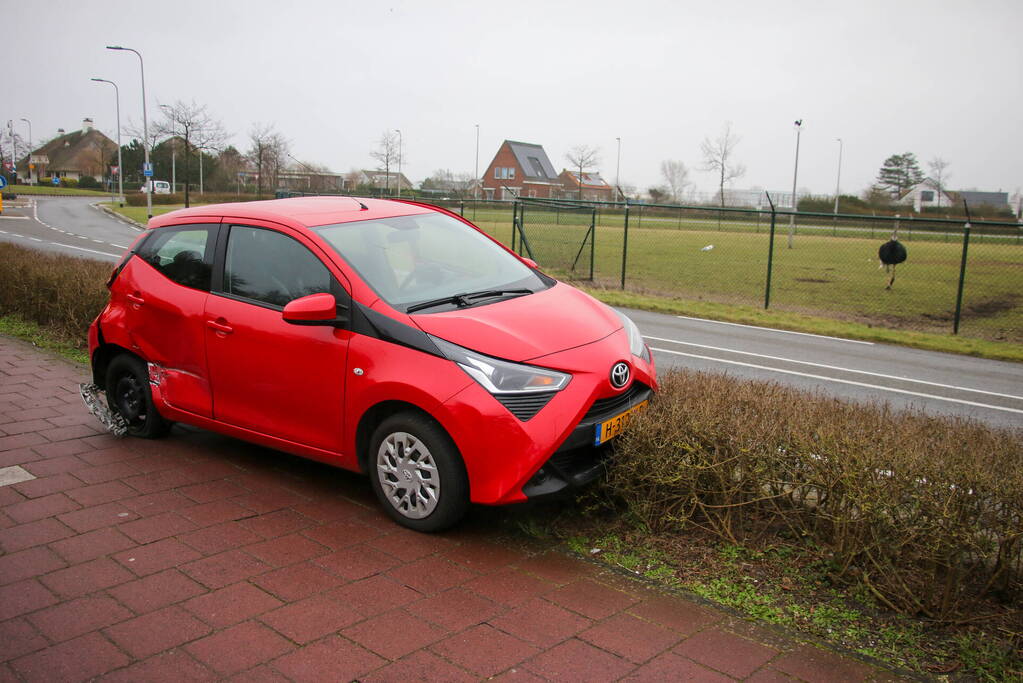 Automobilist belandt in heg na botsing