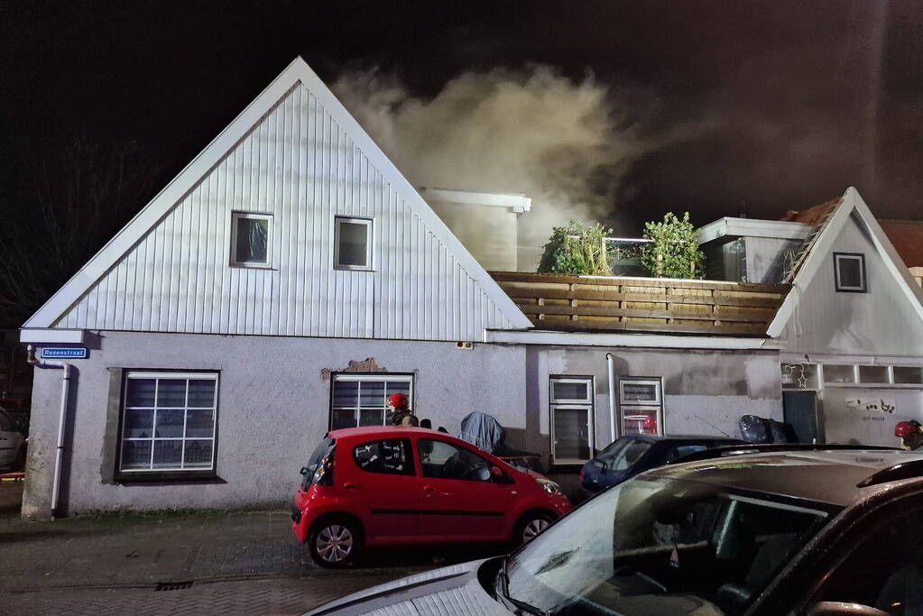 Drie personen uit brandende woning gered