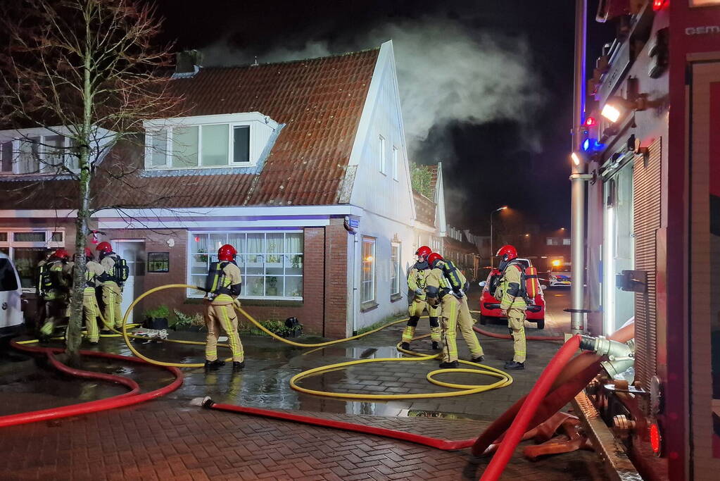 Drie personen uit brandende woning gered