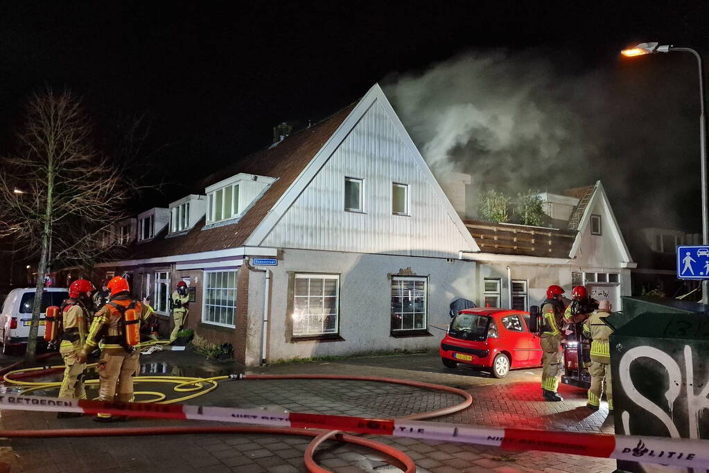 Drie personen uit brandende woning gered