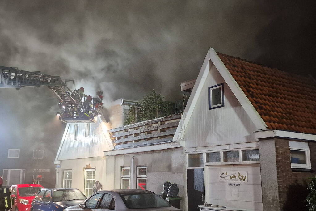 Drie personen uit brandende woning gered