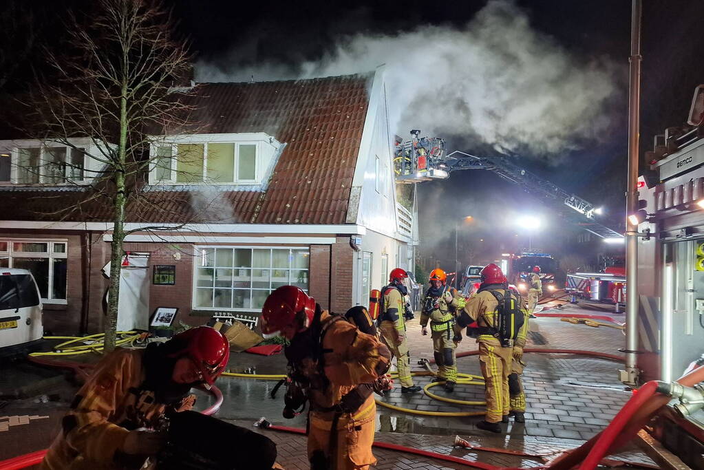 Drie personen uit brandende woning gered