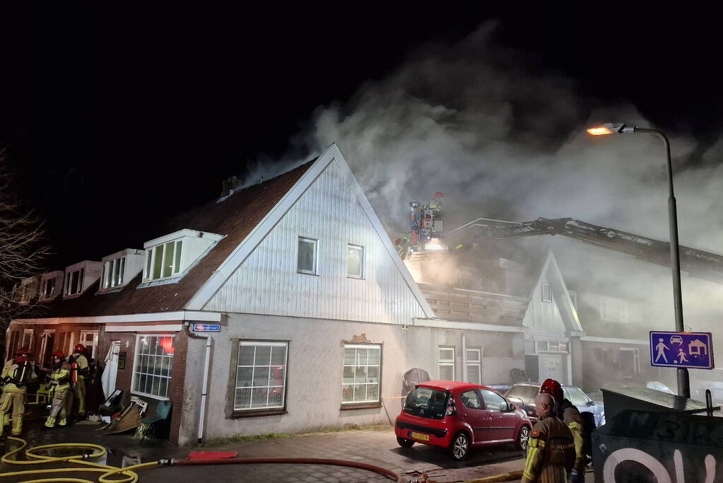 Drie personen uit brandende woning gered