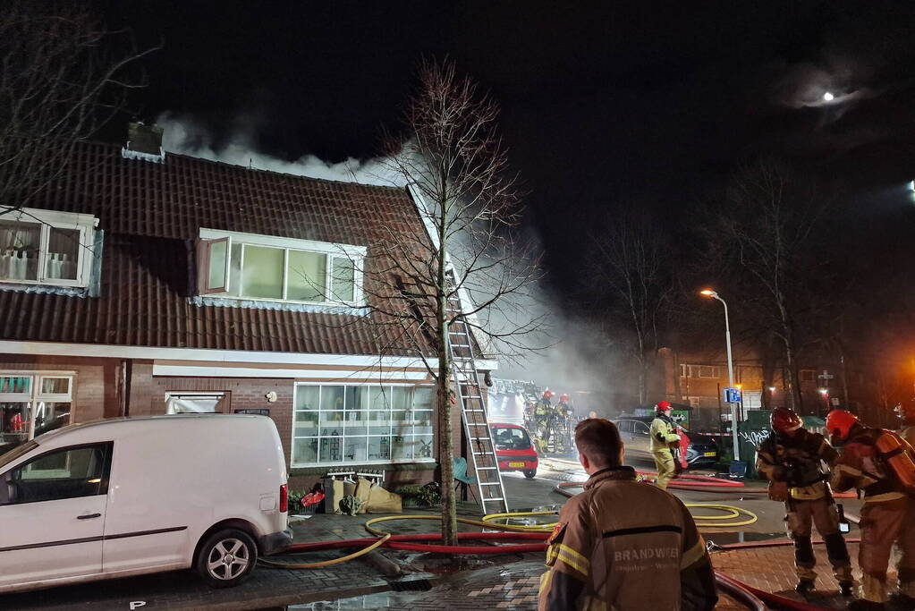 Drie personen uit brandende woning gered