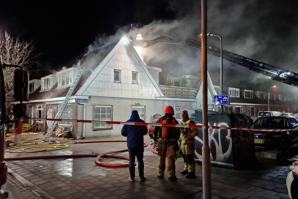 Drie personen uit brandende woning gered