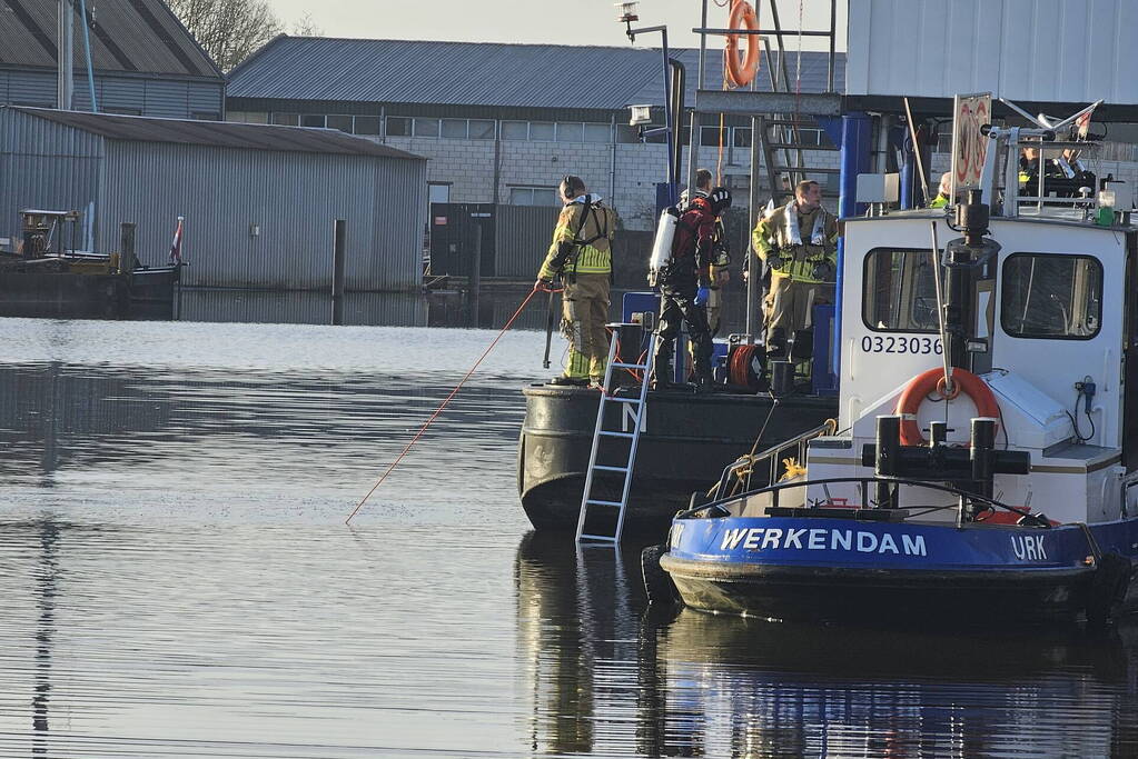 Brandweerduikers halen persoon uit water